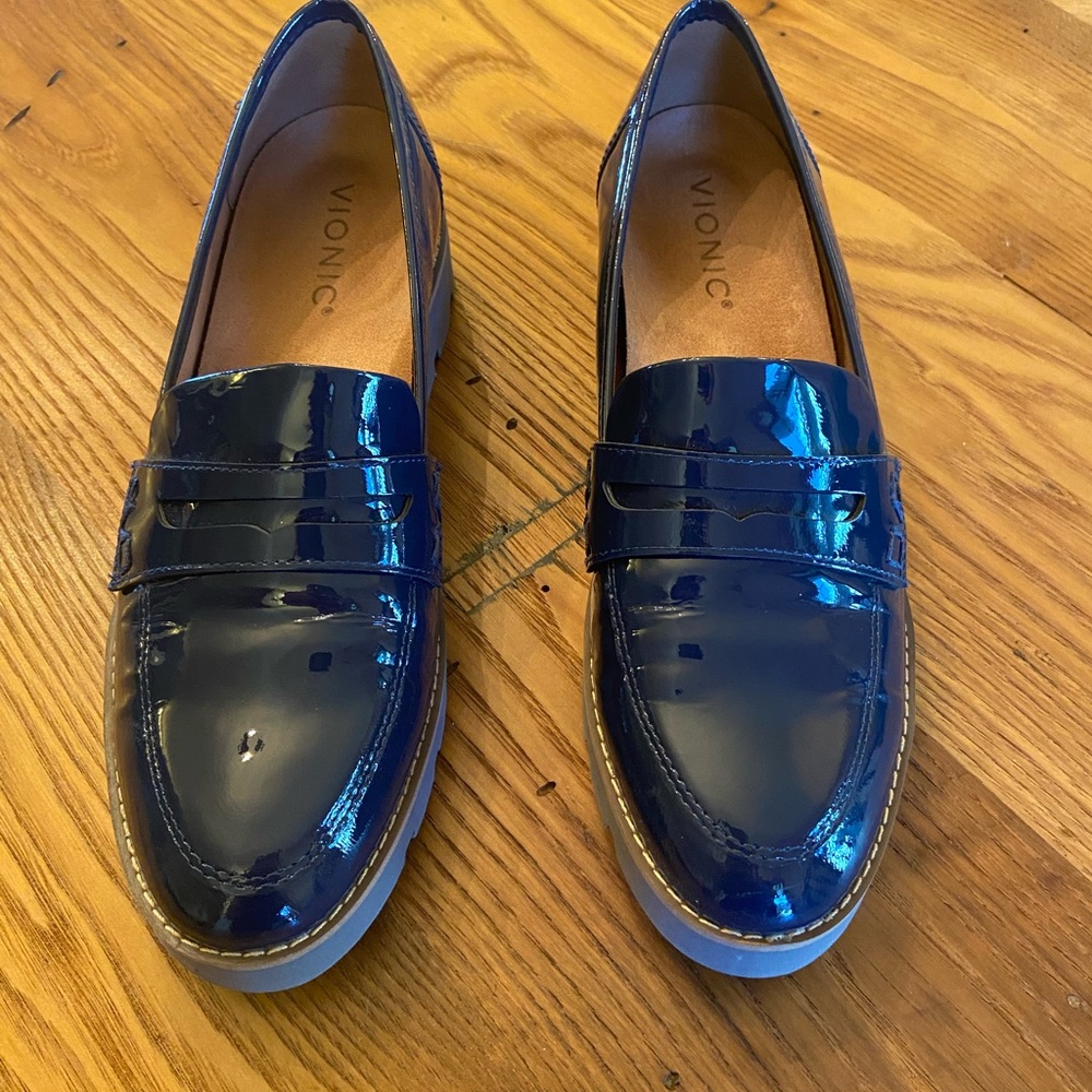 Vionic Women’s Charm Cheryl Navy Patent Loafer